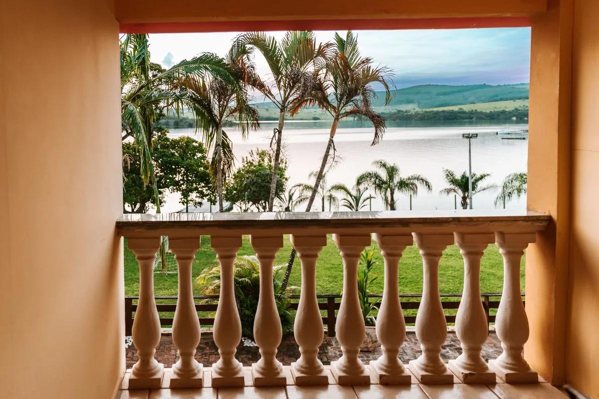 Varanda de suíte com vista para a represa de Furnas na Pousada Solar Dona Dora