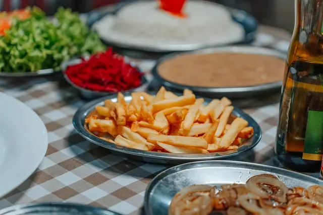 Almoço com batata frita, arroz, feijão e saladas no restaurante de comida mineira