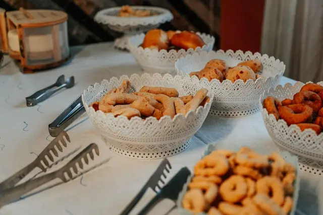 Cestas com biscoitos e quitandas caseiras no café da manhã mineiro