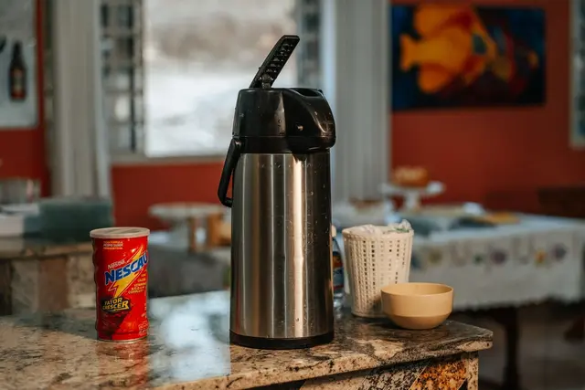 Garrafas térmicas de café e achocolatado no café da manhã da Pousada Solar Dona Dora