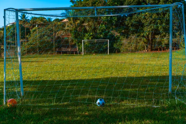 Campo de futebol gramado com traves e bolas na Pousada Solar Dona Dora em Capitólio