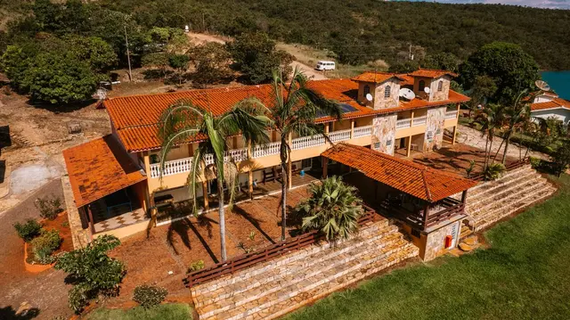 Fachada do prédio de suítes da Pousada Solar Dona Dora com varandas e telhado colonial
