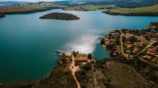 Vista panorâmica aérea da Pousada Solar Dona Dora e do Lago de Furnas com ilhas em Capitólio