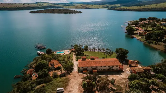 Vista panorâmica da Pousada Solar Dona Dora e do Lago de Furnas com ilha ao fundo em Capitólio