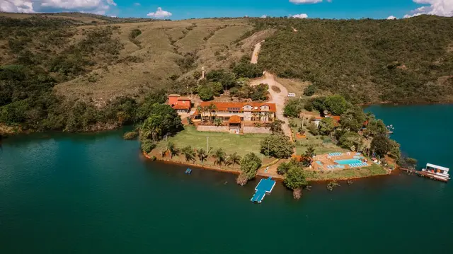 Vista aérea da Pousada Solar Dona Dora em península cercada pelas águas do Lago de Furnas