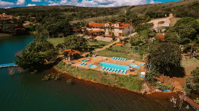 Vista aérea da Pousada Solar Dona Dora com piscina e área de lazer às margens do Lago de Furnas