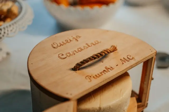 Queijo Canastra de Piumhi-MG em suporte de madeira no café da manhã mineiro
