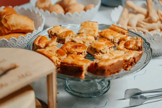 Torta salgada de frango fatiada no café da manhã da pousada
