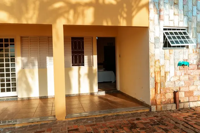 Varanda externa das suítes com piso de cerâmica e entrada dos quartos na Pousada Solar Dona Dora