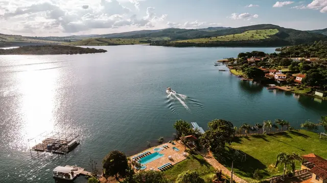 Vista aérea da Pousada Solar Dona Dora com piscina e campo às margens do Lago de Furnas