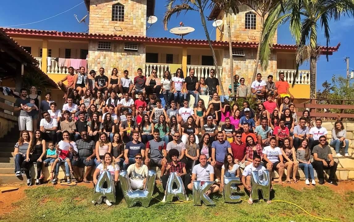 Família reunida em frente à Pousada Solar Dona Dora em Capitólio
