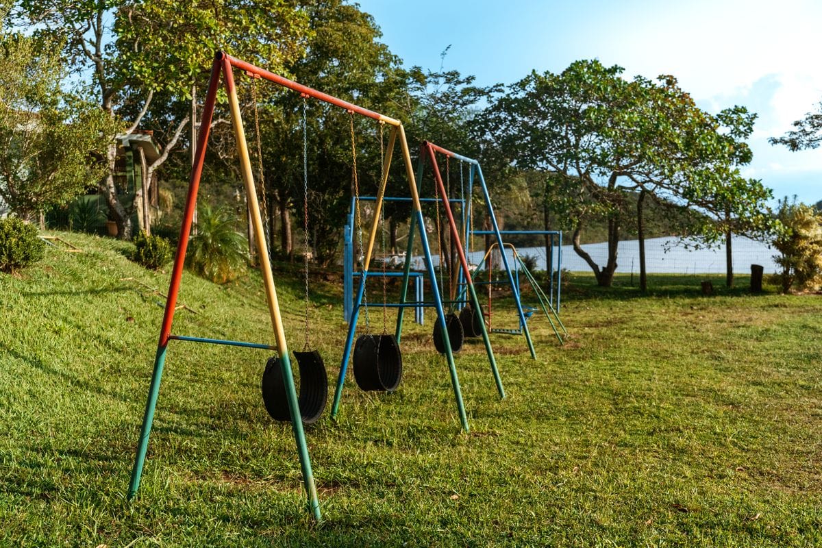 Parquinho infantil com balancos na Pousada Solar Dona Dora